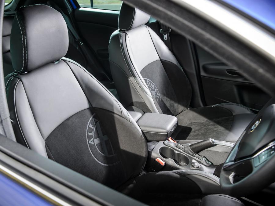 Интерьер Alfa Romeo Giulietta Sportiva (940) 2014 года  (UK) (фото 45 из 48)